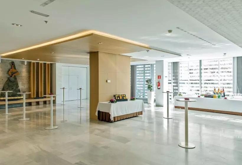 Отель NH Collection Madrid Eurobuilding