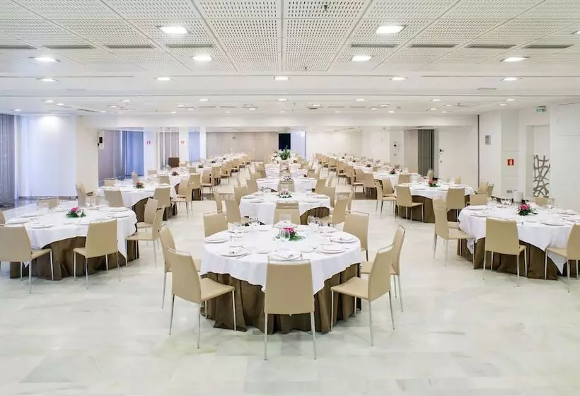 Отель NH Collection Madrid Eurobuilding