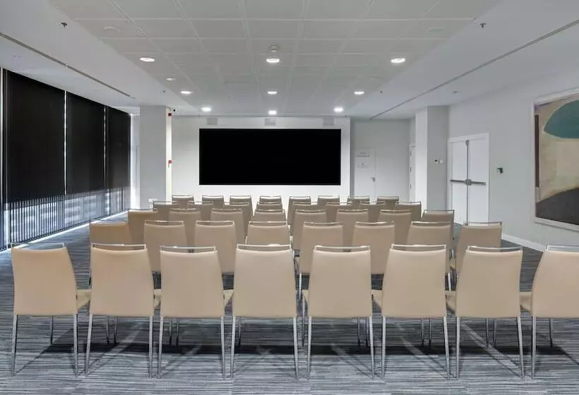 Отель NH Collection Madrid Eurobuilding