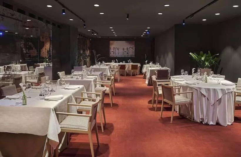 Отель NH Collection Madrid Eurobuilding