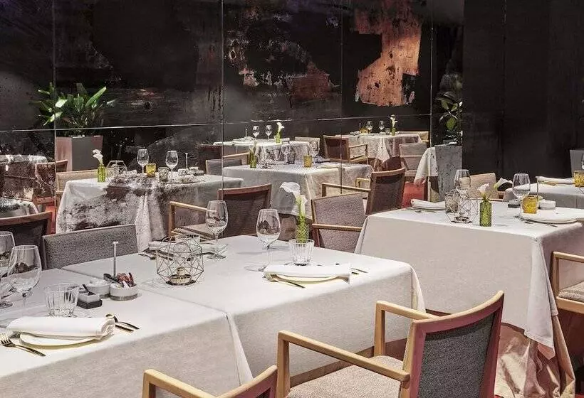 Отель NH Collection Madrid Eurobuilding