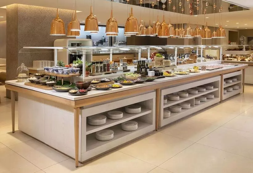 Отель NH Collection Madrid Eurobuilding