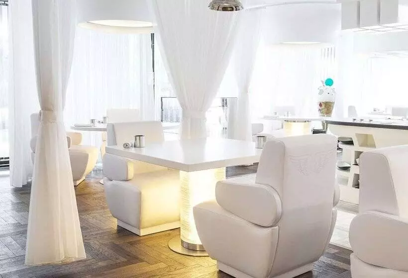 Отель NH Collection Madrid Eurobuilding