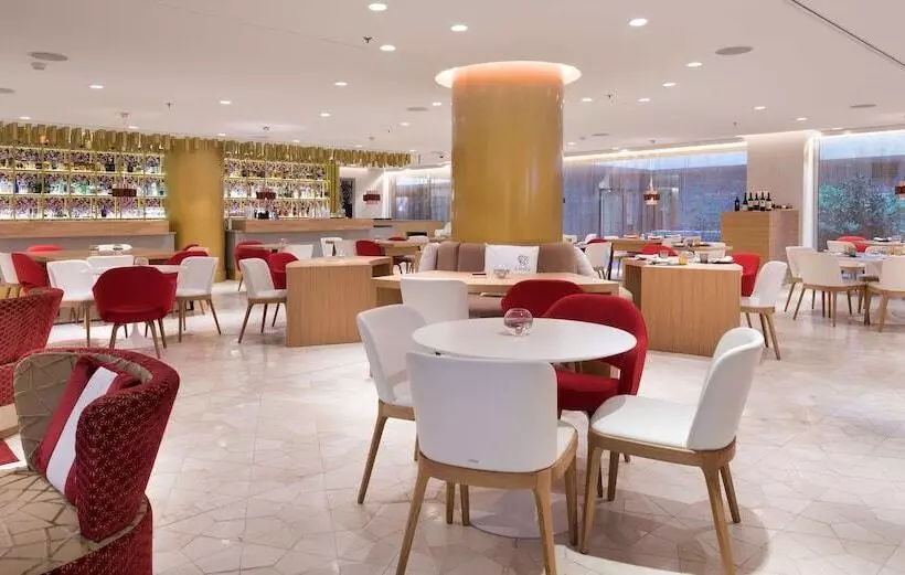 Отель NH Collection Madrid Eurobuilding