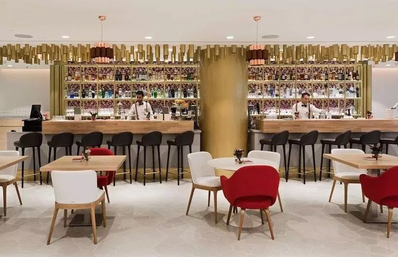 Отель NH Collection Madrid Eurobuilding