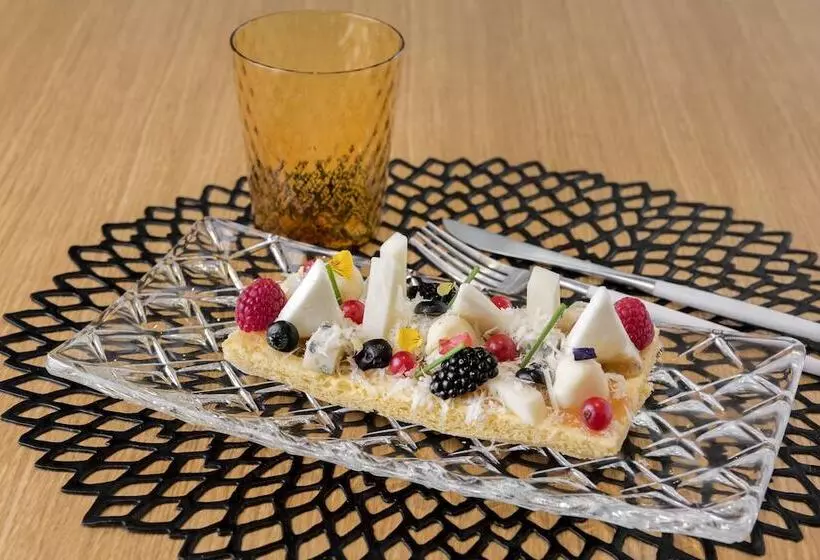 Отель NH Collection Madrid Eurobuilding