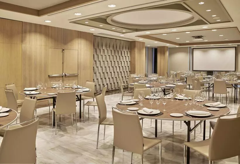 Отель NH Collection Madrid Eurobuilding