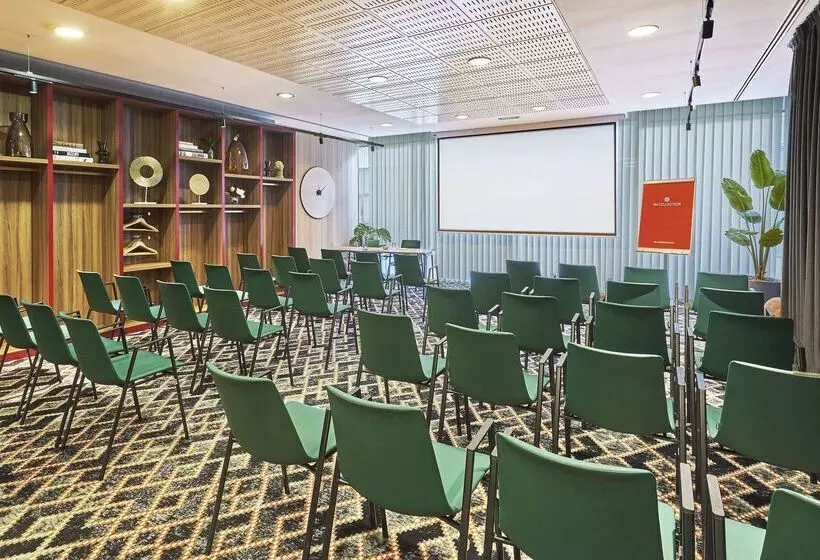 Отель NH Collection Madrid Eurobuilding