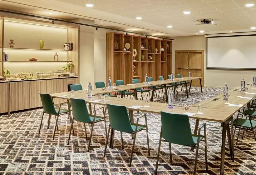 Отель NH Collection Madrid Eurobuilding