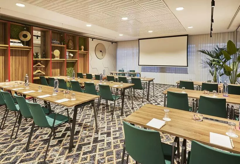 Отель NH Collection Madrid Eurobuilding