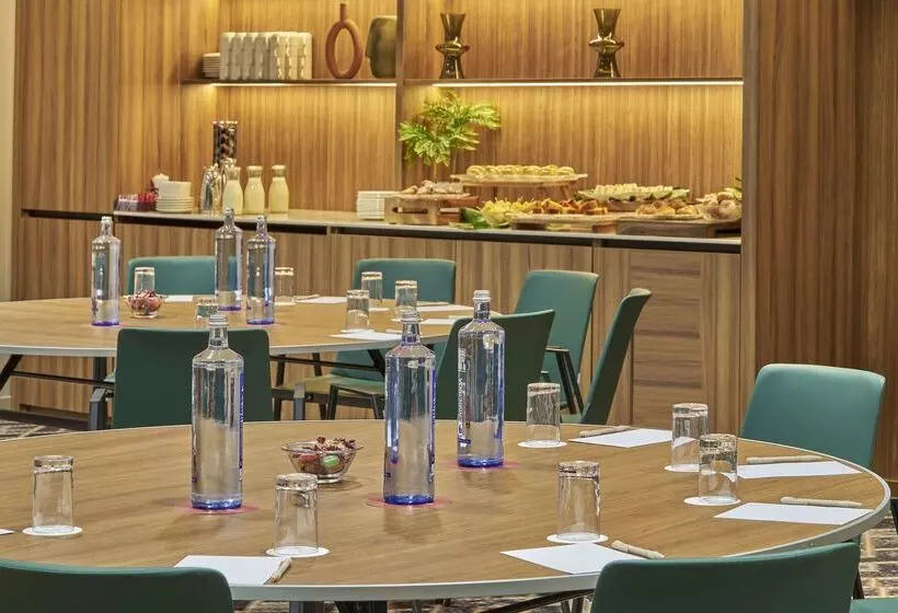 Отель NH Collection Madrid Eurobuilding