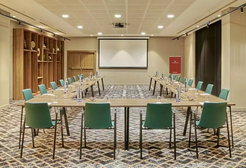 Отель NH Collection Madrid Eurobuilding