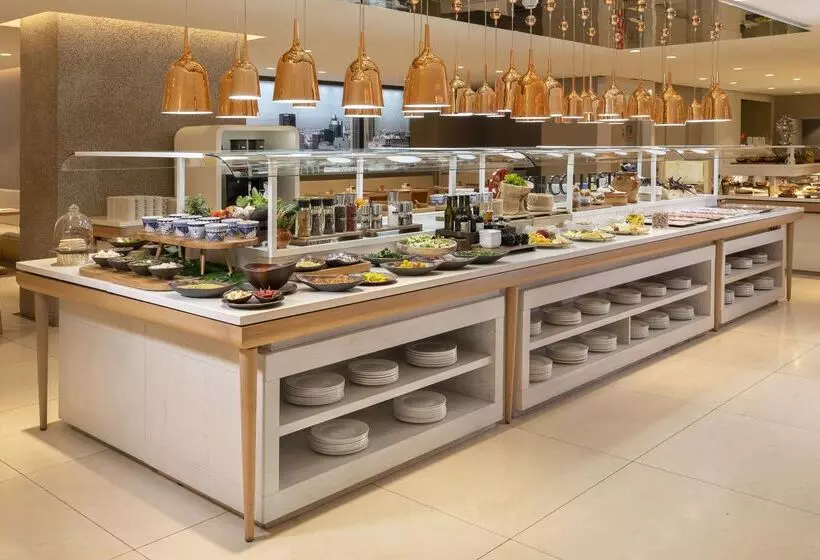 Отель NH Collection Madrid Eurobuilding