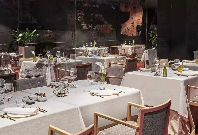 Отель NH Collection Madrid Eurobuilding