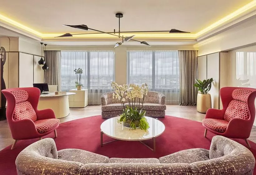 Отель NH Collection Madrid Eurobuilding