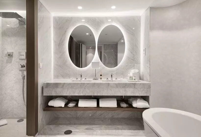 Отель NH Collection Madrid Eurobuilding