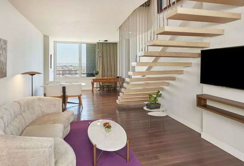 Отель NH Collection Madrid Eurobuilding