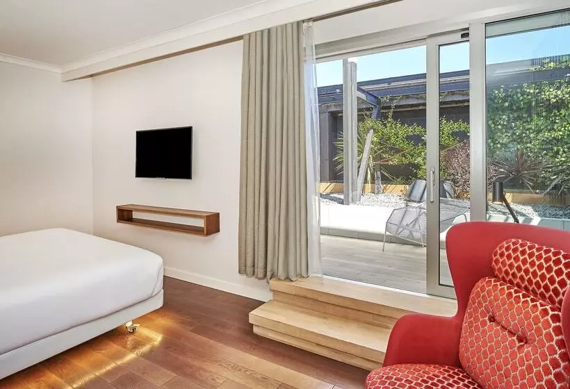 Отель NH Collection Madrid Eurobuilding