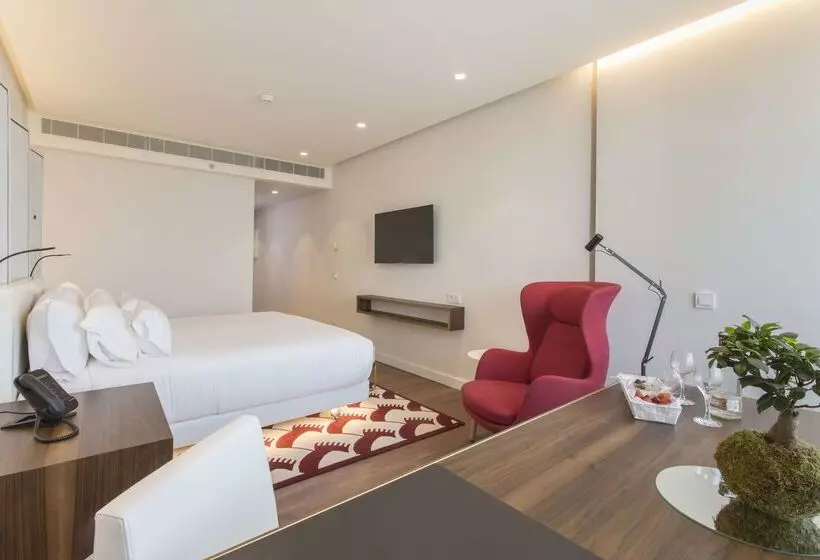 Отель NH Collection Madrid Eurobuilding