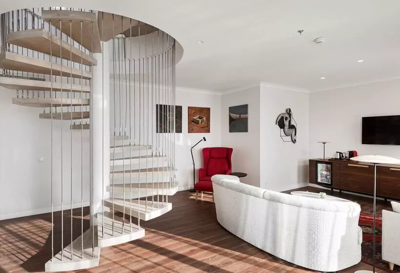 Отель NH Collection Madrid Eurobuilding