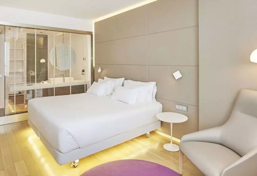 Отель NH Collection Madrid Eurobuilding