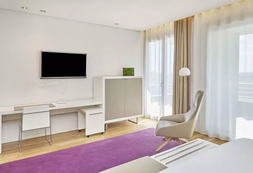 Отель NH Collection Madrid Eurobuilding