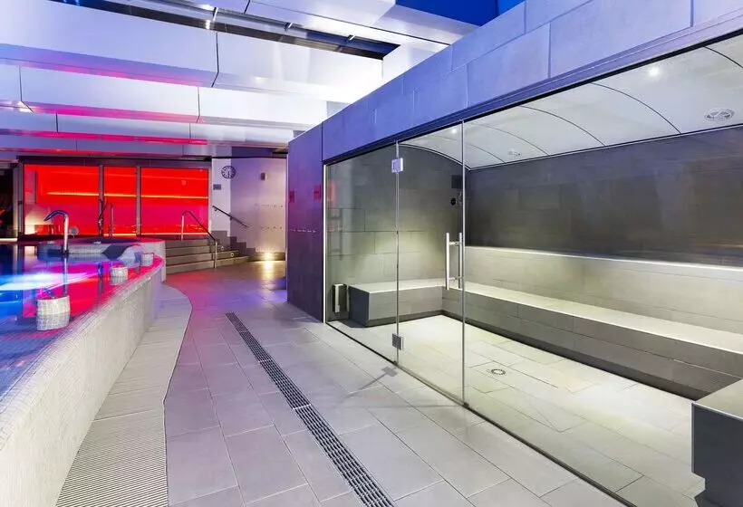 Отель NH Collection Madrid Eurobuilding