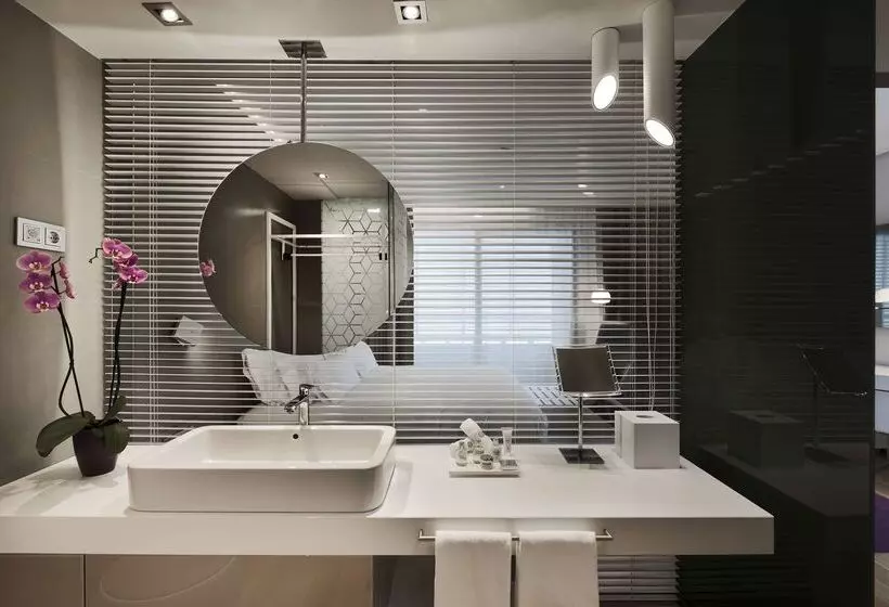 Отель NH Collection Madrid Eurobuilding