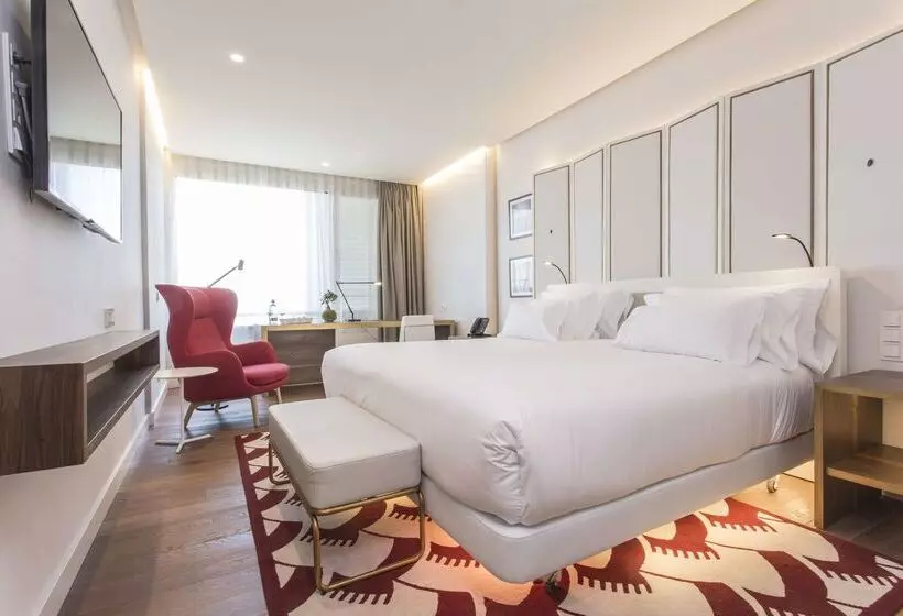 Отель NH Collection Madrid Eurobuilding