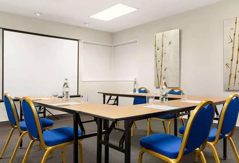 בית מלון כפרי Ramada By Wyndham Madrid Tres Cantos