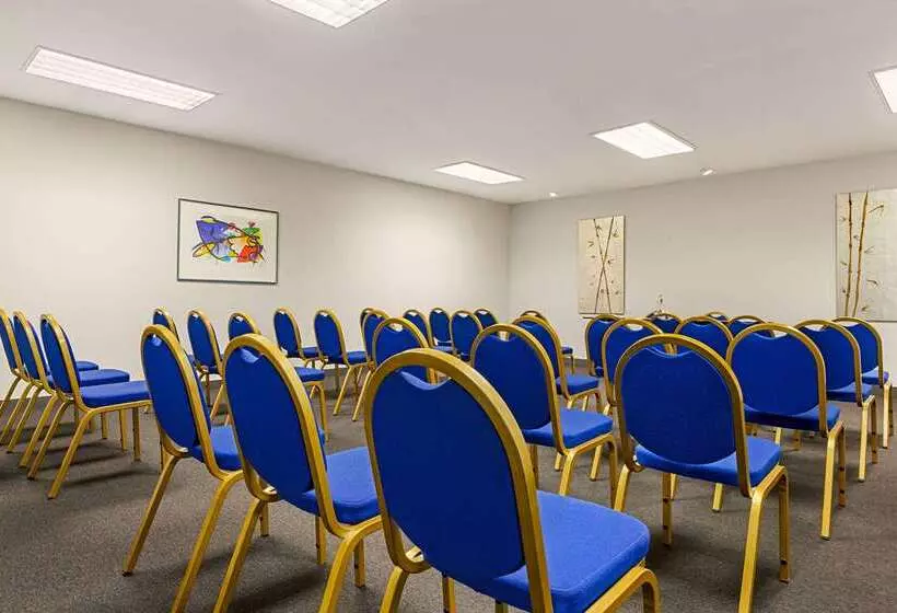 בית מלון כפרי Ramada By Wyndham Madrid Tres Cantos