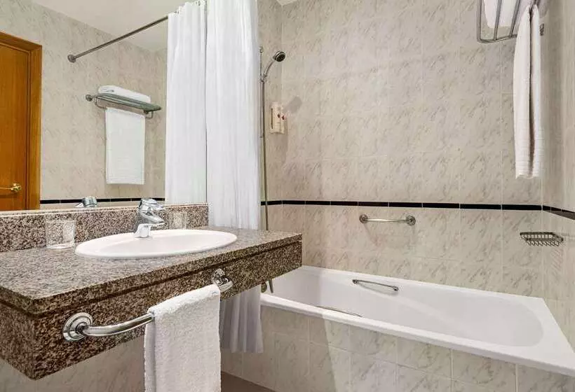 בית מלון כפרי Ramada By Wyndham Madrid Tres Cantos