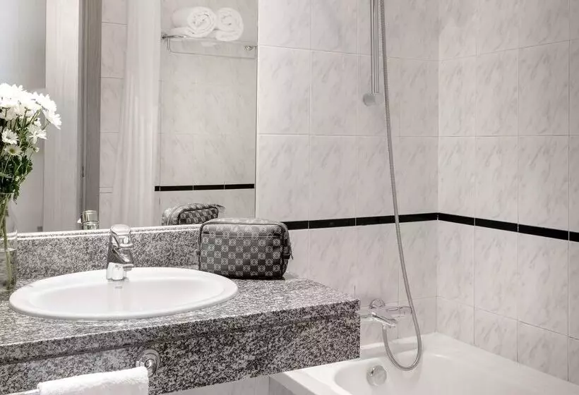 בית מלון כפרי Ramada By Wyndham Madrid Tres Cantos