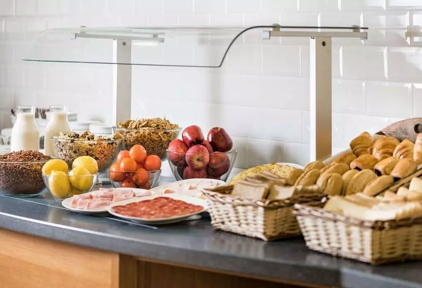 בית מלון כפרי Ramada By Wyndham Madrid Tres Cantos