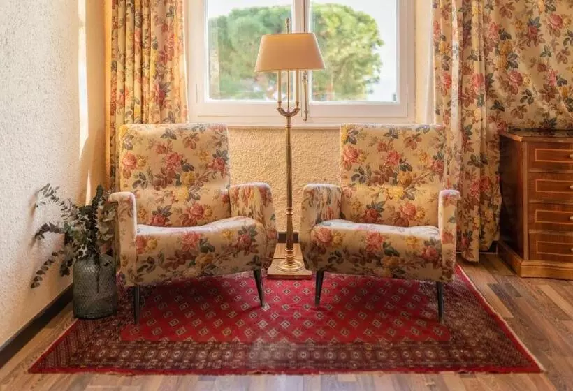 هتل Roger De Flor By Seleqtta