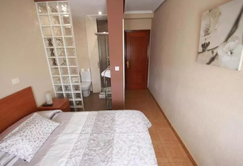 Hotel Hostal Sanpatiel