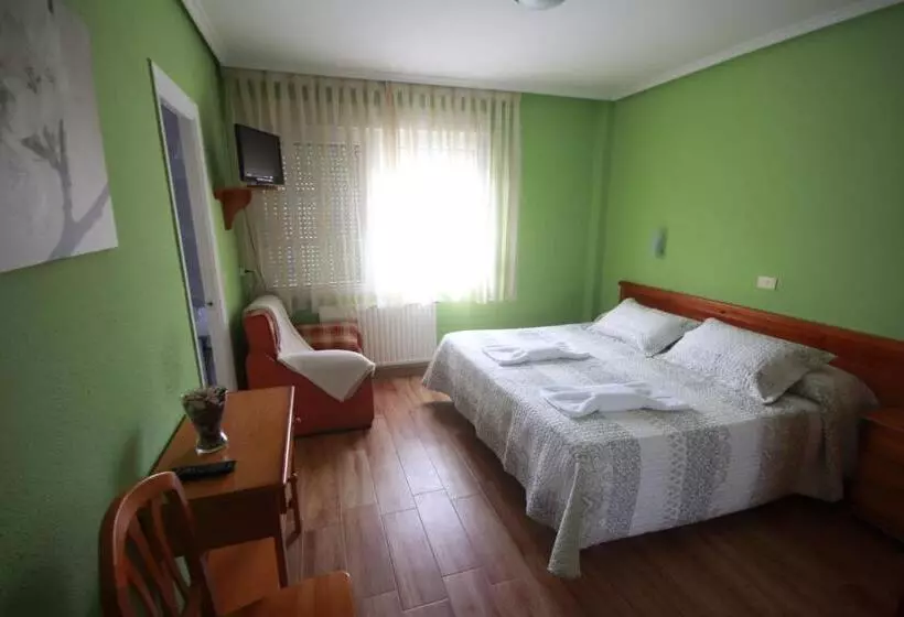 Hotel Hostal Sanpatiel