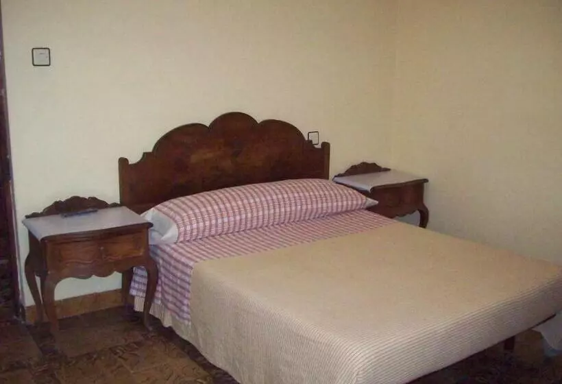 Отель Pensión Los Pinos Gijón