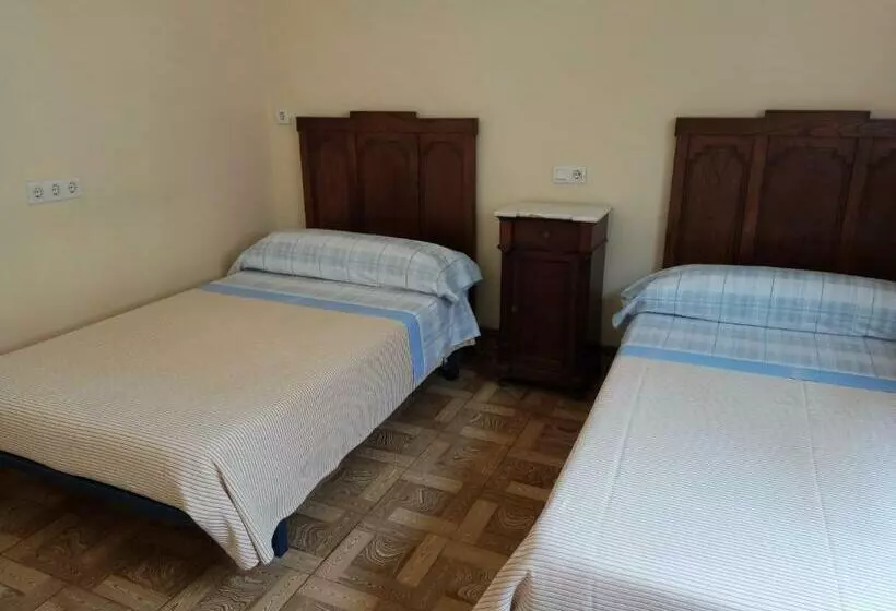 Отель Pensión Los Pinos Gijón