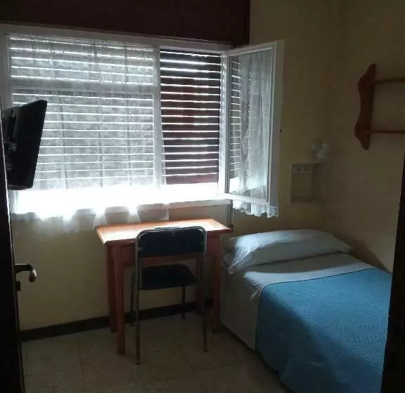 Отель Pensión Los Pinos Gijón