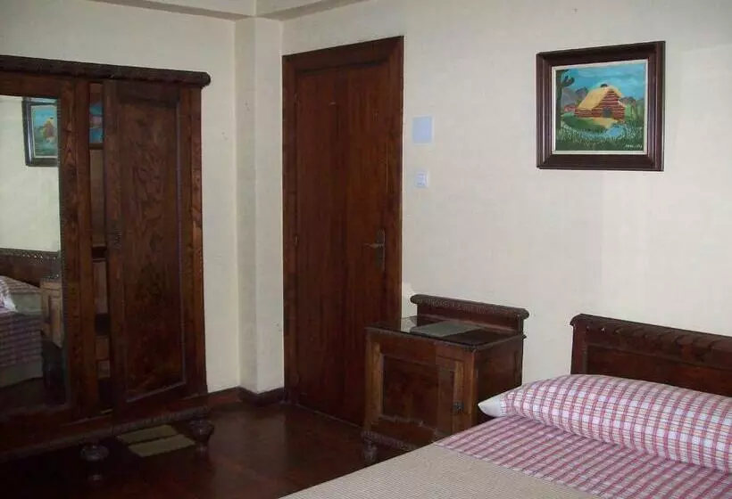 Отель Pensión Los Pinos Gijón