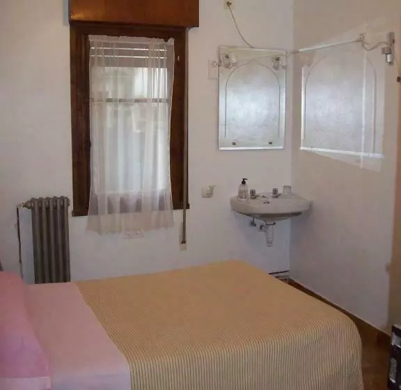 Отель Pensión Los Pinos Gijón