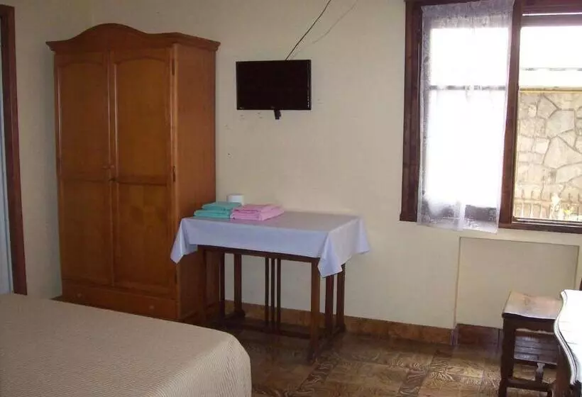 Отель Pensión Los Pinos Gijón