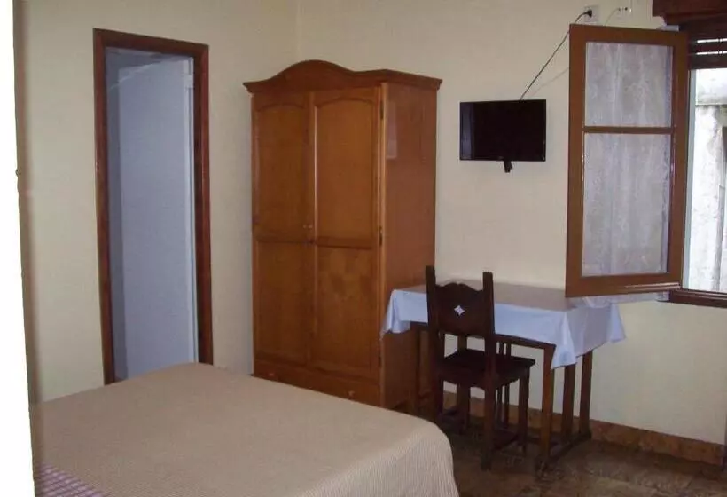 Отель Pensión Los Pinos Gijón