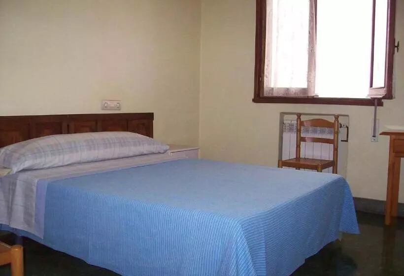 Отель Pensión Los Pinos Gijón