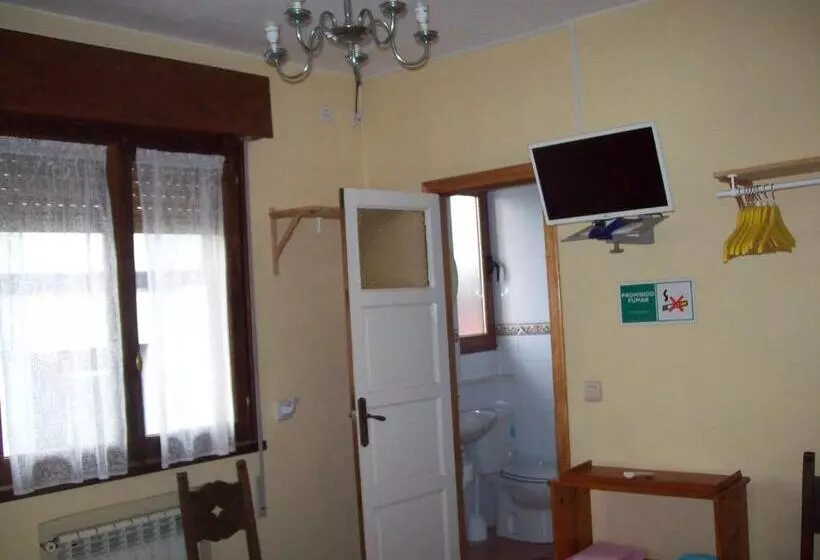 Отель Pensión Los Pinos Gijón