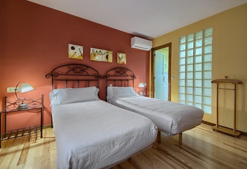 فندق Hostal Almadiero