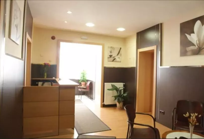 هتل Hostal Falfes