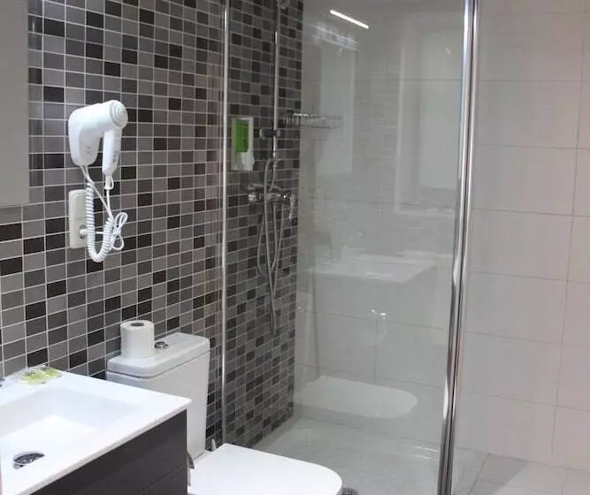 هتل Hostal Falfes