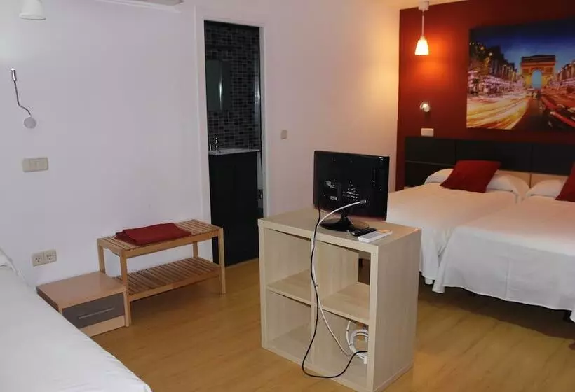 هتل Hostal Falfes